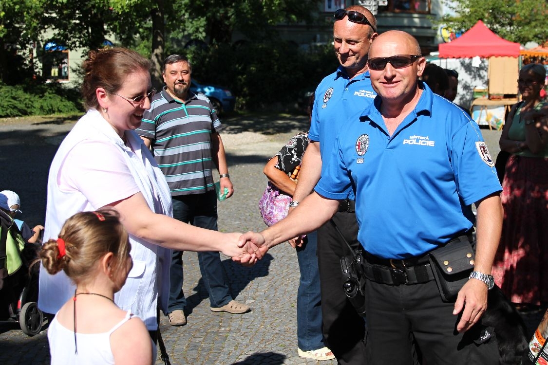 Marie Macková předává cenu pro psy do útulků