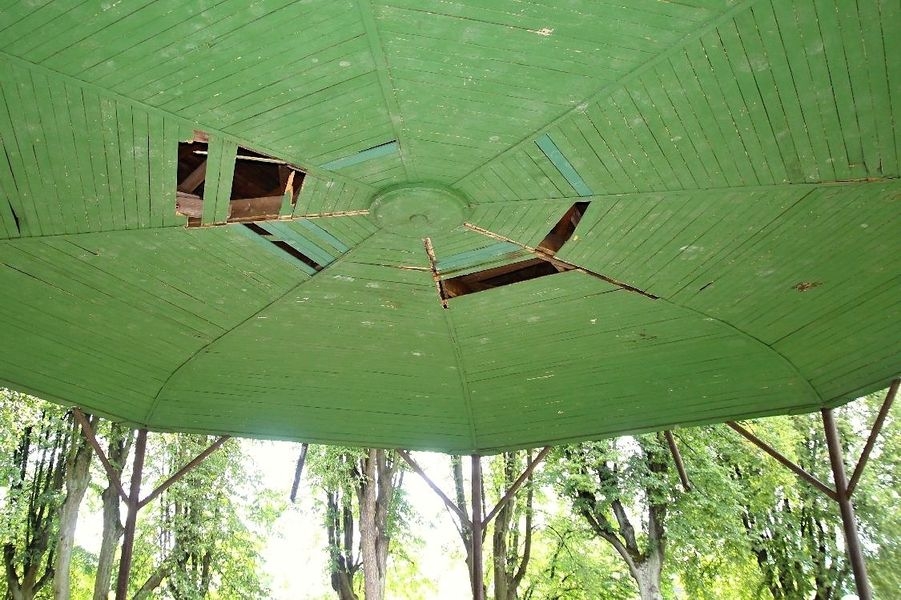 altán ve Smetanových sadech - poškozený strop