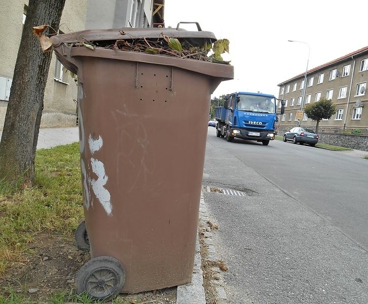 stávající hnědé plastové popelnice