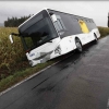 U Rovenska se převrátil autobus
