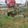 Mladá žena přes mostek nepřejela