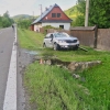 Řidič čelně narazil do betonového mostku
