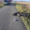 Spadl s motorkou na silnici