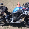 Motorkář skončil v příkopu