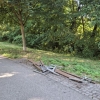 Vandal řádil v městském parku