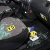 Vandal značně poškodil zaparkované auto