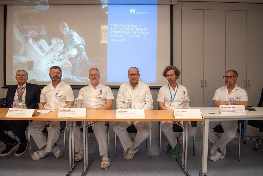 tisková konference k pořízení a uvedení do provozu druhého robotického operačního systému zdroj foto: FNOL