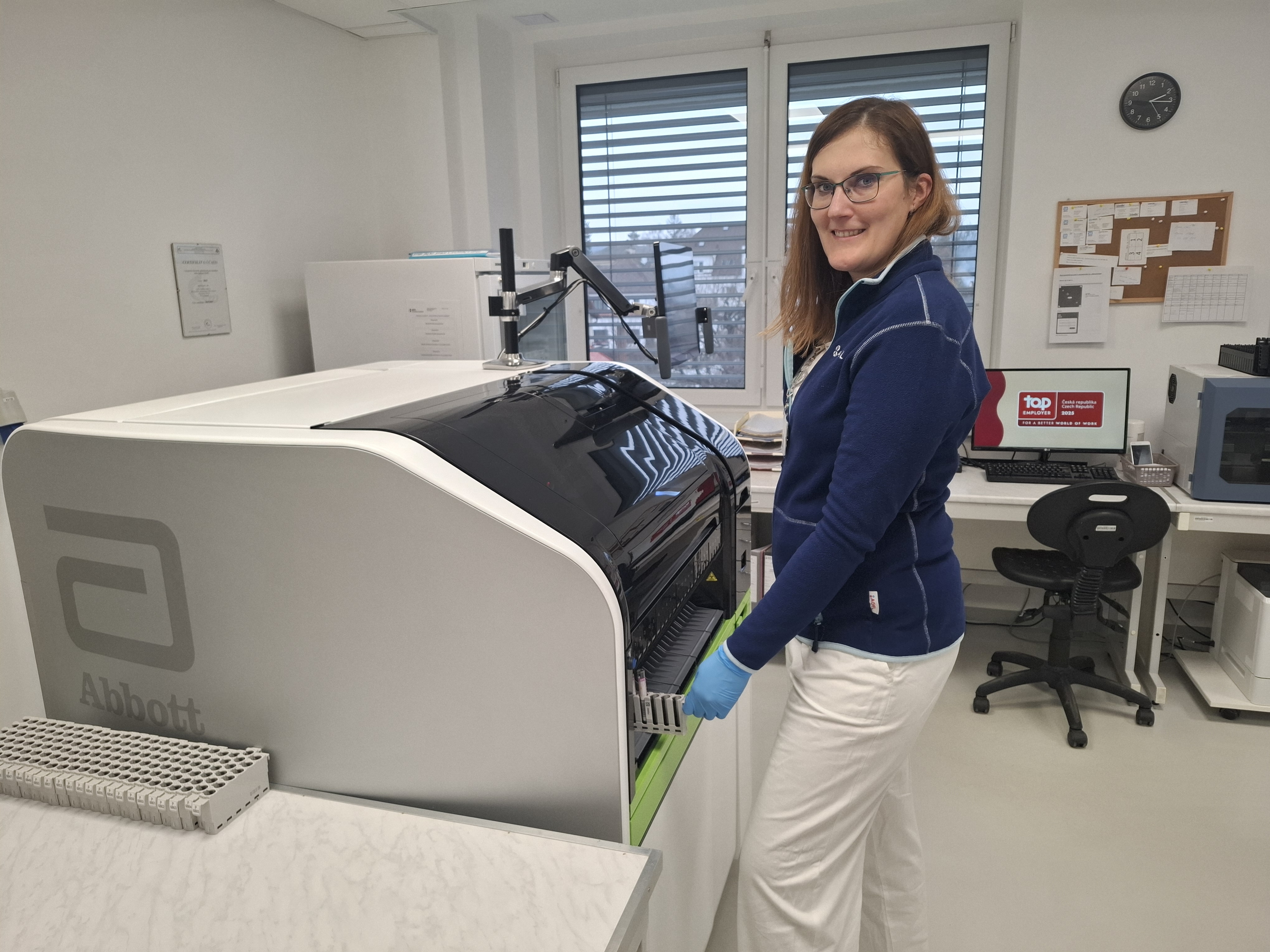 Mgr. Iva Beranov&aacute; vedouc&iacute; laboratoře AGEL Transf&uacute;zn&iacute; služby zdroj foto: AGEL